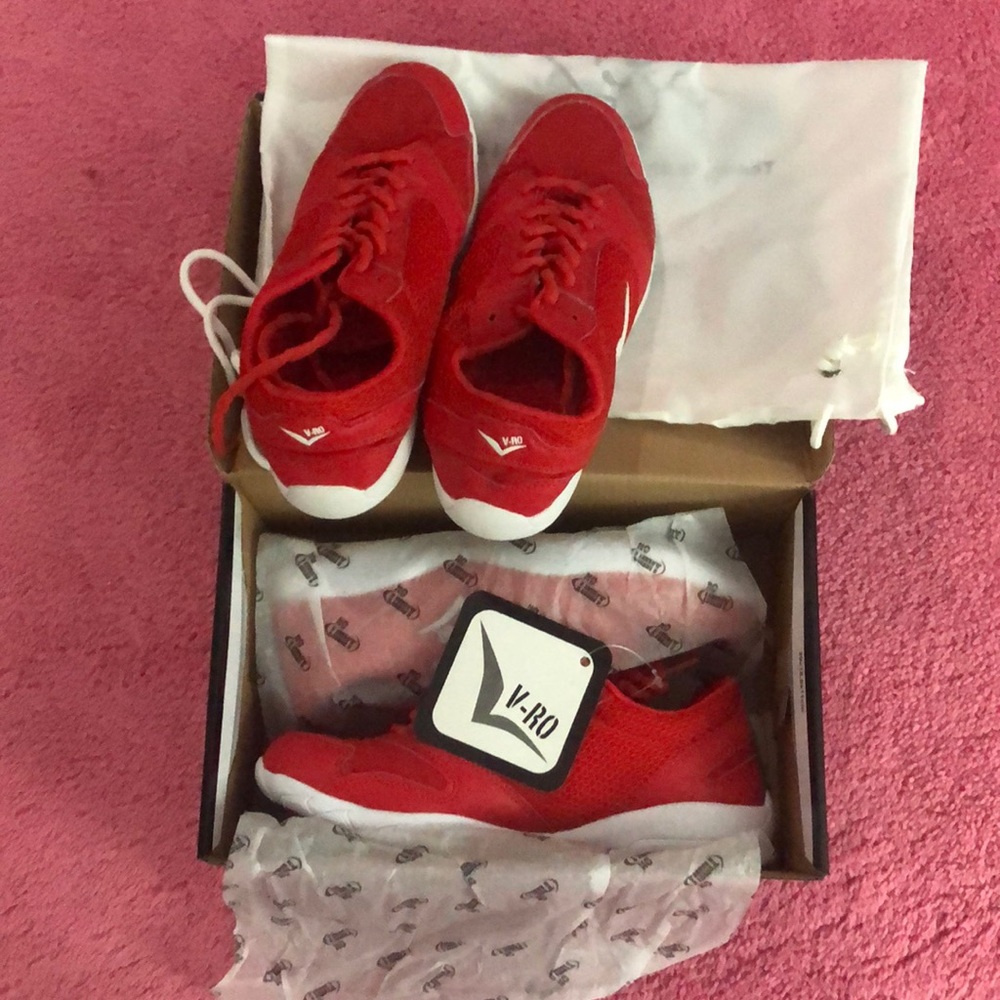 NEW V-RO sports shoe
